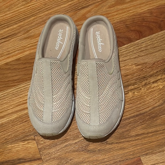 Easy Spirit Beige Slip-On Shoes size 7 - Picture 2 of 10